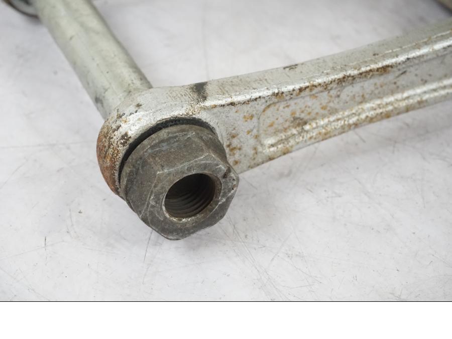 Snett uppifrån på Stötdämparlänkage från en Kawasaki KL 650A -1987 motorcykel.