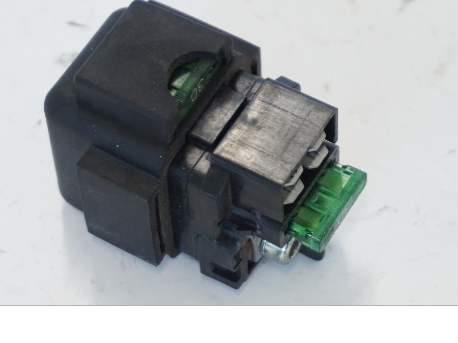 Snett uppifrån på Startrelä från en Honda CBR 900 RR -2001 motorcykel.