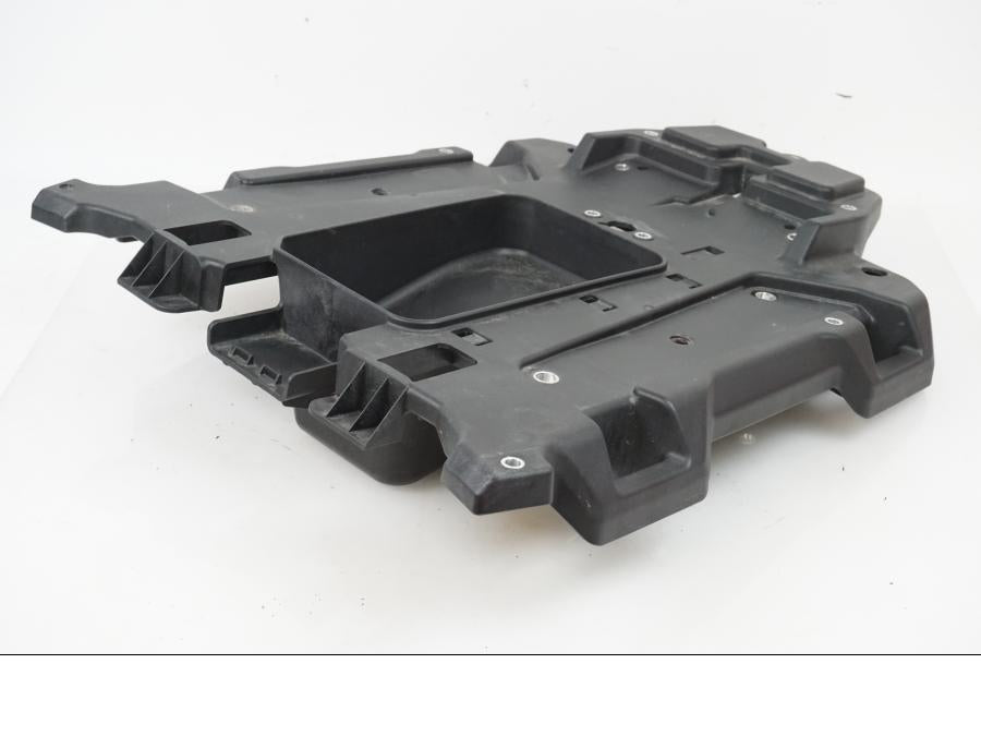 Framsidan på Passagerarhandtagsplast från en H-D Adventure Pan America Special RA1250S -2021 motorcykel.