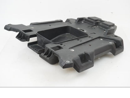 Framsidan på Passagerarhandtagsplast från en H-D Adventure Pan America Special RA1250S -2021 motorcykel.