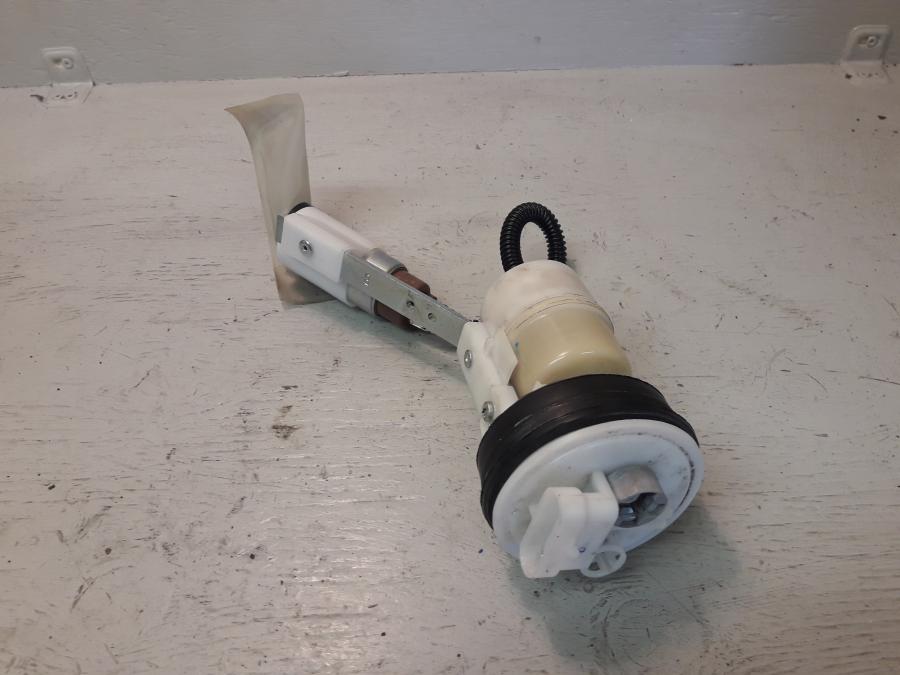 Baksidan på Bensinpump insprut från en Aprilia RS 125 -2017 motorcykel.