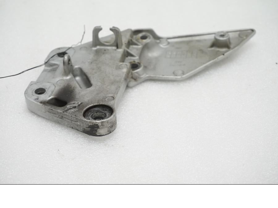 Baksidan på Fotpinnefäste från en Suzuki SV 1000 -2007 motorcykel.