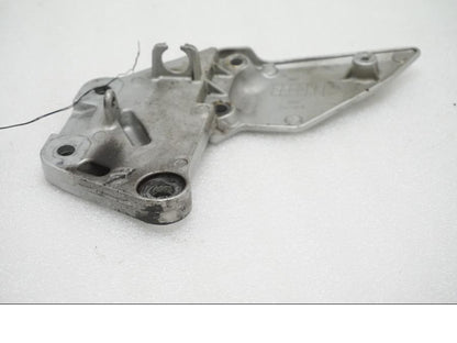 Baksidan på Fotpinnefäste från en Suzuki SV 1000 -2007 motorcykel.