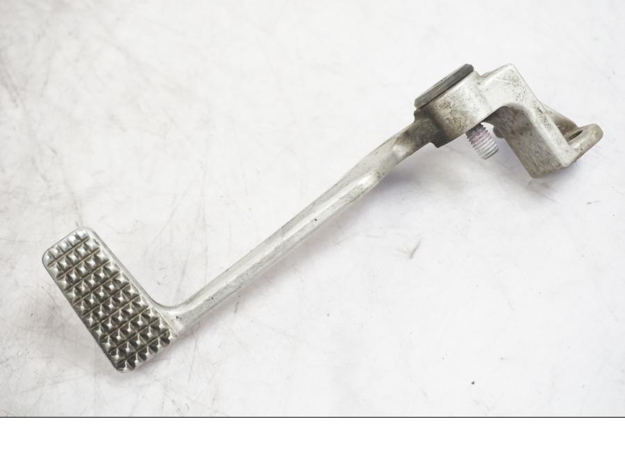 Höger sida på Bromspedal från en Triumph Tiger -2009 motorcykel.