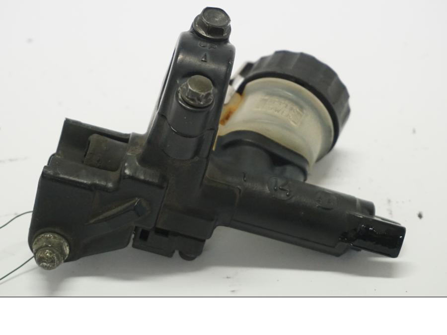 Baksidan på Kopplingshuvudcylinder från en Honda VTR 1000 F -2005 motorcykel.