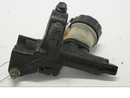 Baksidan på Kopplingshuvudcylinder från en Honda VTR 1000 F -2005 motorcykel.