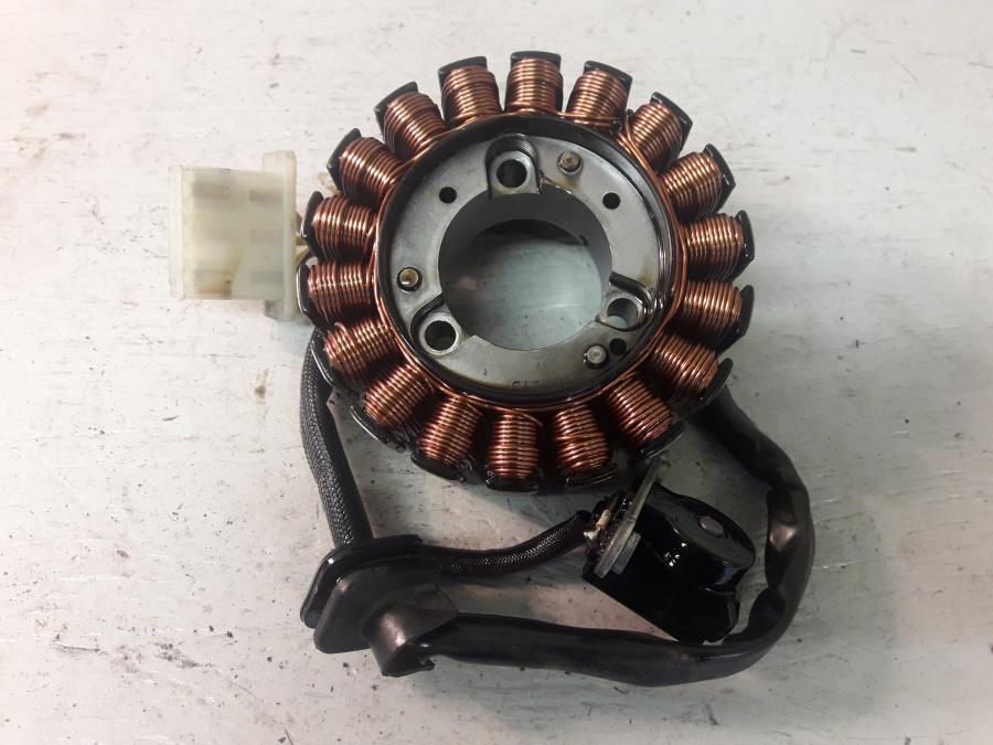 Framsidan på Generator från en Honda CBR 125 R -2008 motorcykel.