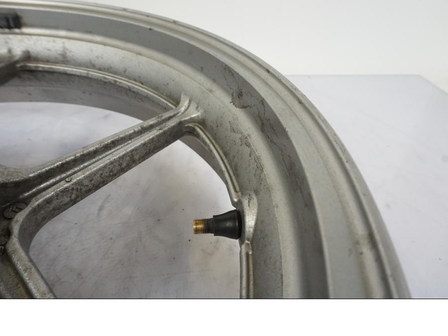 Höger sida på Fälg från en Kawasaki ER-6F -2010 motorcykel.