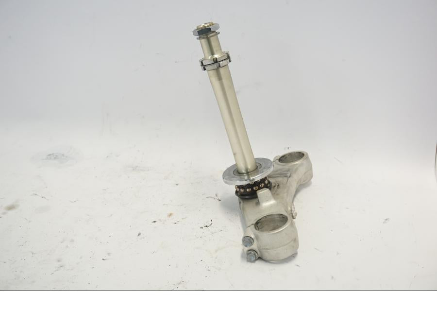 Höger sida på Gaffelkrona från en Suzuki DL 1000 -2003 motorcykel.