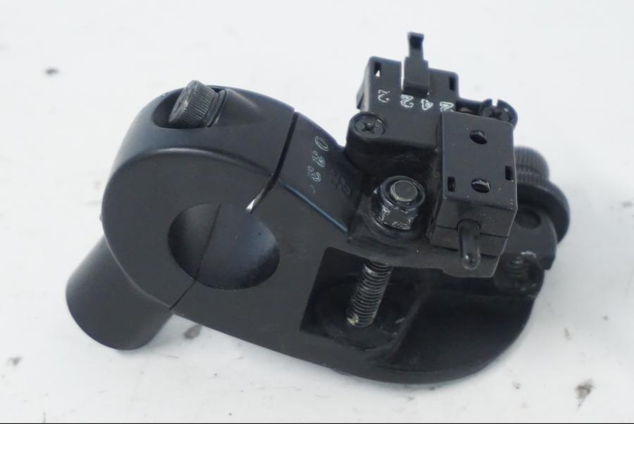 Snett nerifrån på Kopplingsklo från en Kawasaki ER-6N -2012 motorcykel.