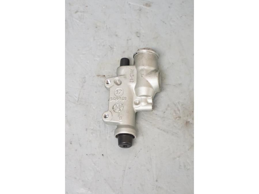 Baksidan på Bromshuvudcylinder från en Aprilia Tuono V4R -2018 motorcykel.