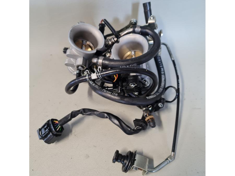 Baksidan på Spjällhus från en Aprilia SXV 550 -2008 motorcykel.