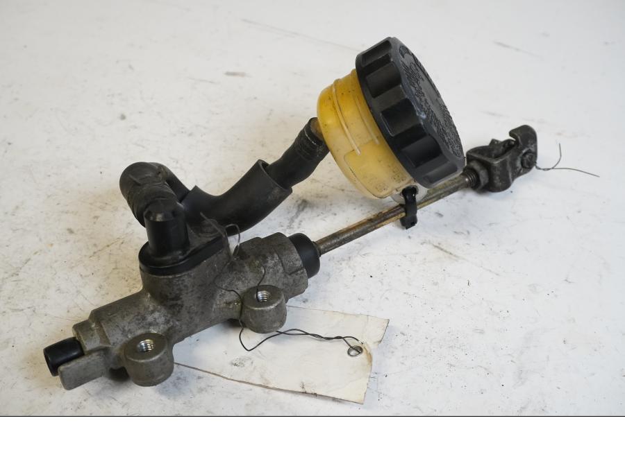 Baksidan på Bromshuvudcylinder från en Honda XRV 750 -1997 motorcykel.