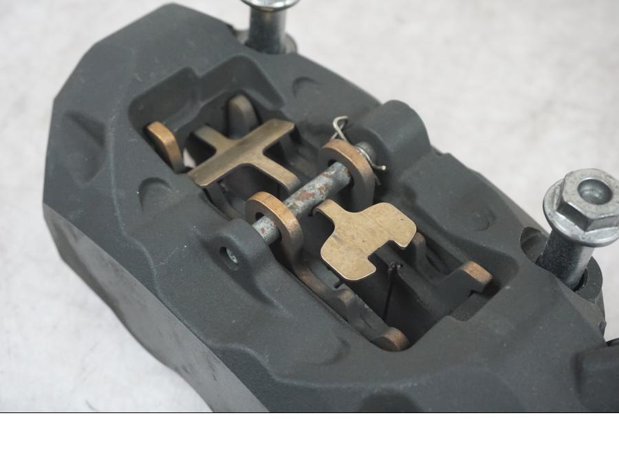 Snett uppifrån på Bromsok från en BMW F 800 R -2018 motorcykel.