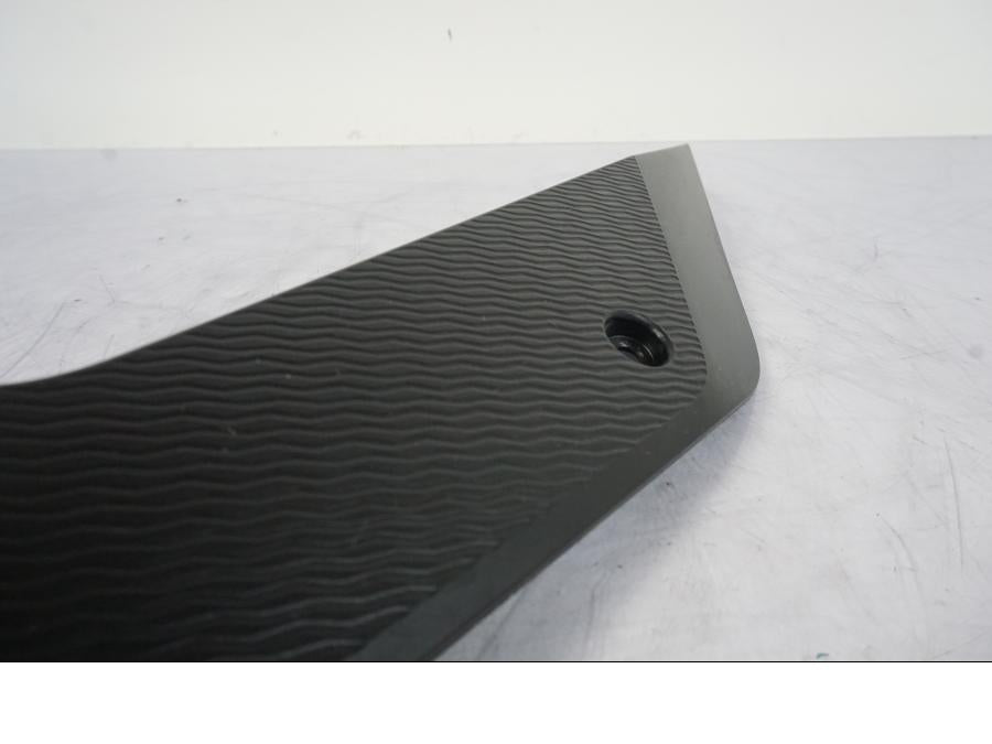 Vänster sida på Sidopanel från en KTM 1290 Super Duke -2019 motorcykel.