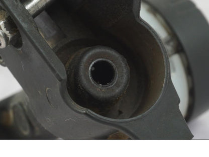 Snett nerifrån på Kopplingshuvudcylinder från en BMW R 1200 GS -2005 motorcykel.