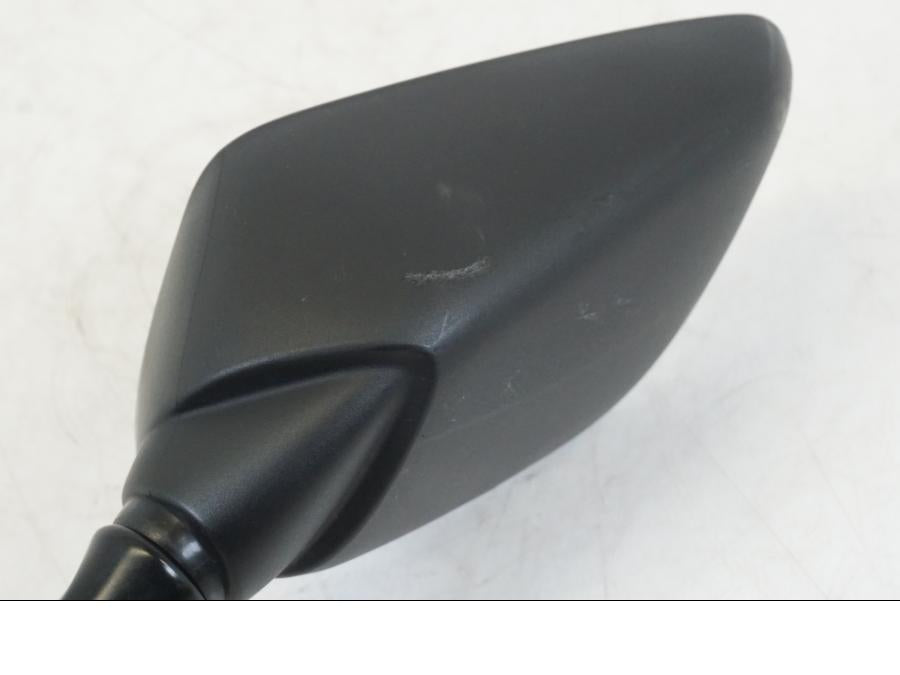 Snett uppifrån på Backspegel från en Yamaha YZF R7 -2022 motorcykel.