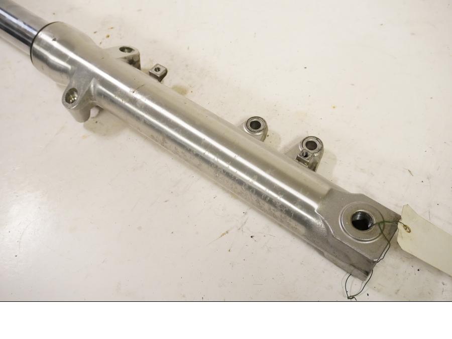 Baksidan på Gaffelben från en Suzuki SV 650 -1999 motorcykel.