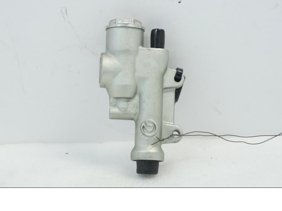 Baksidan på Bromshuvudcylinder från en Aprilia RSV 1000 -2010 motorcykel.