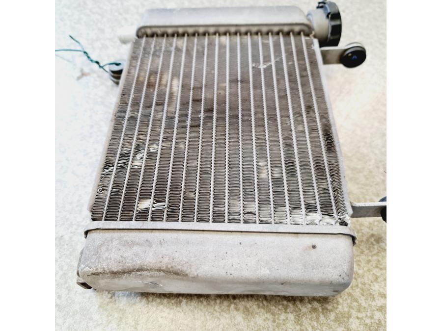 Höger sida på Vattenkyl från en Honda CBR 125 R -2011 motorcykel.