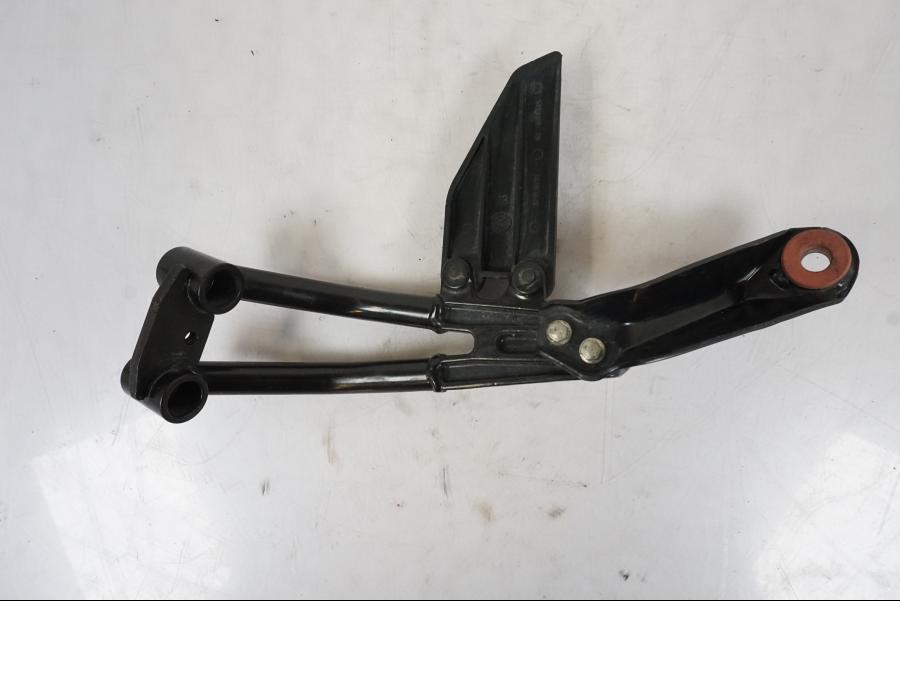 Snett uppifrån på Fotpinnefäste från en KTM 125 Duke -2017 motorcykel.