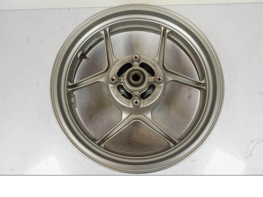 Snett nerifrån på Fälg från en Kawasaki ER-6F -2010 motorcykel.