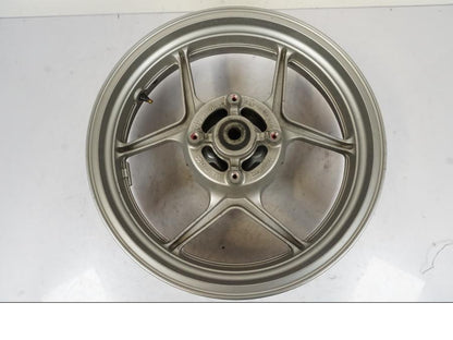 Snett nerifrån på Fälg från en Kawasaki ER-6F -2010 motorcykel.