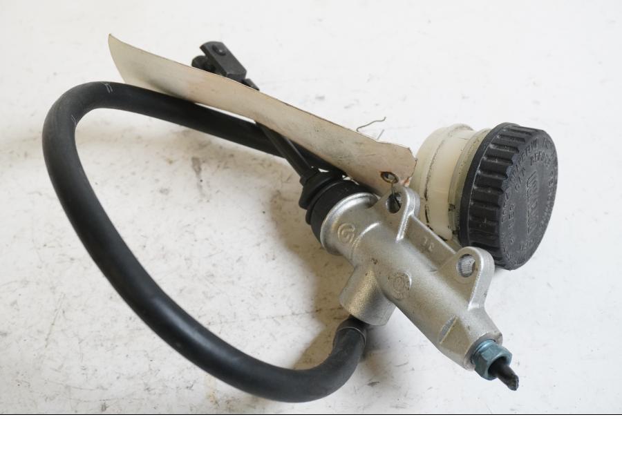 Framsidan på Bromshuvudcylinder från en BMW R 1200 RT -2011 motorcykel.