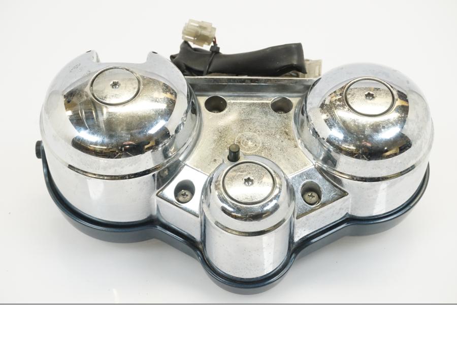 Snett nerifrån på Instrumentpanel från en BMW R 1150 R -2002 motorcykel.