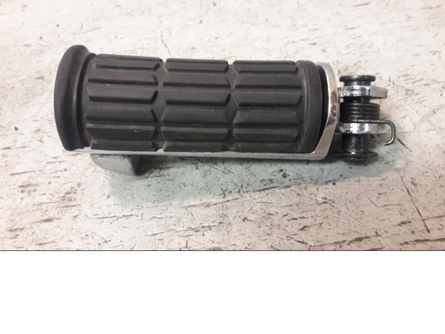 Framsidan på Fotpinne från en Suzuki VZ 1600 -2005 motorcykel.