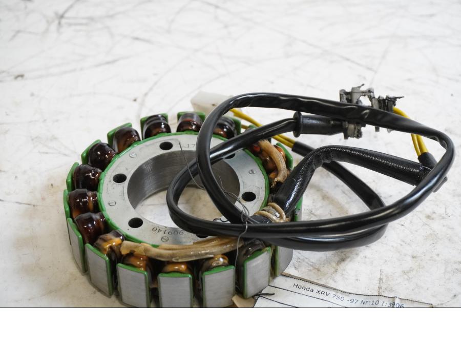 Framsidan på Generator från en Honda XRV 750 -1997 motorcykel.