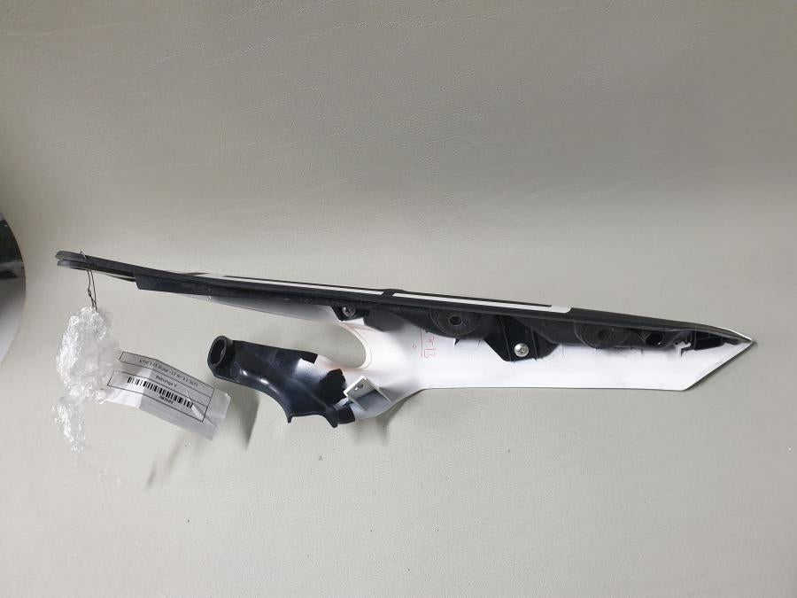 Vänster sida på Bakvinge från en KTM 125 Duke -2017 motorcykel.