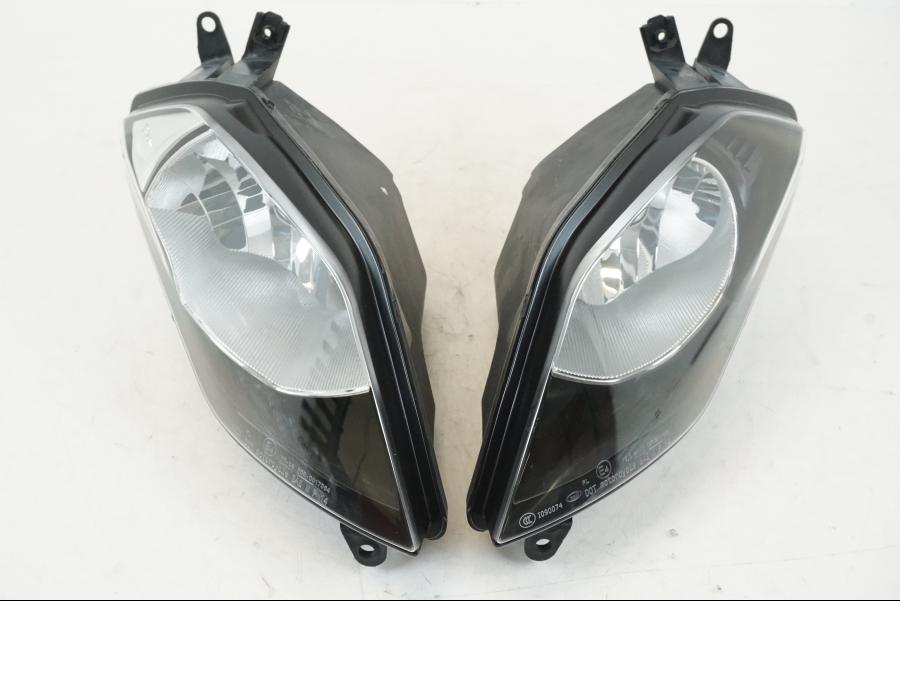 Framsidan på Strålkastare från en BMW S 1000 XR -2014 motorcykel.