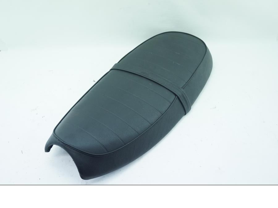 Baksidan på Sadel från en Triumph Bonneville -2001 motorcykel.