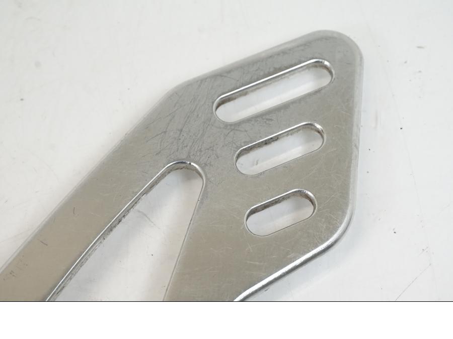 Baksidan på Fotpinnefäste från en Aprilia Tuono V4R -2011 motorcykel.