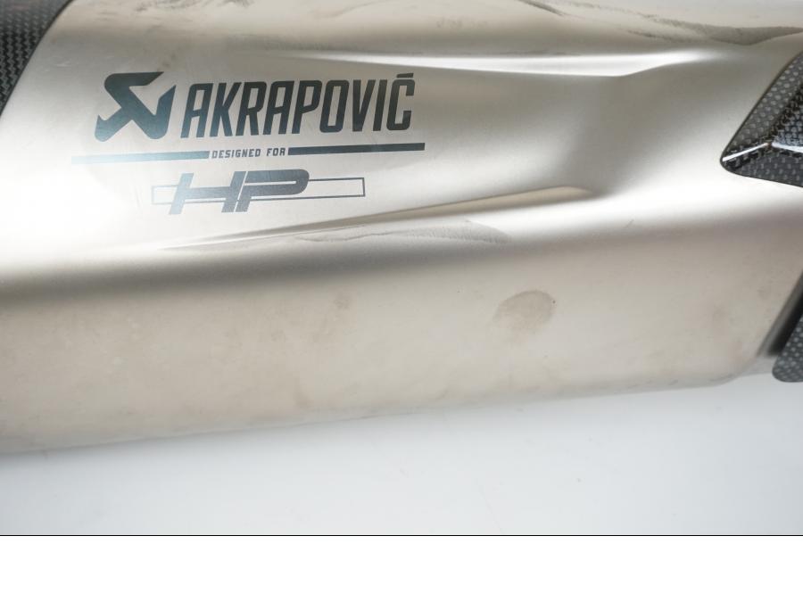 Snett nerifrån på Ljuddämpare Sport från en BMW S 1000 R -2018 motorcykel.