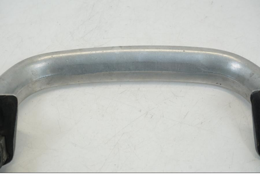 Extrabild4 på Passagerarhandtag från en Honda CB 750 -2002 motorcykel.