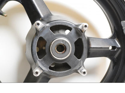 Baksidan på Fälg från en Suzuki DL 1000 -2006 motorcykel.