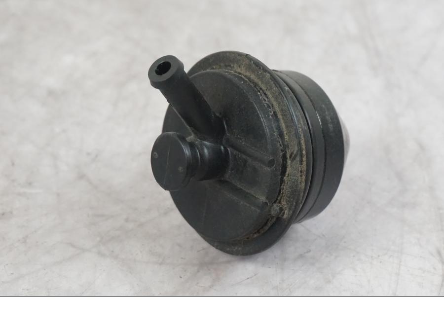 Höger sida på Bensintanksavluftare från en Buell 1125 R -2008 motorcykel.