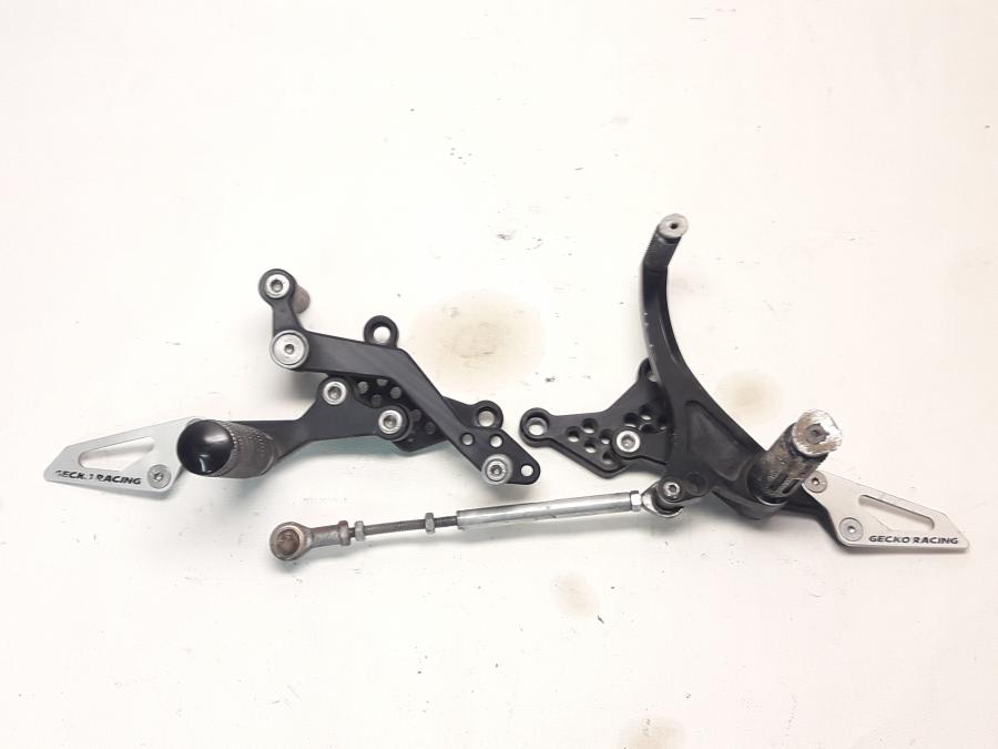 Baksidan på Fotreglage från en KTM 990 Super Duke -2007 motorcykel.