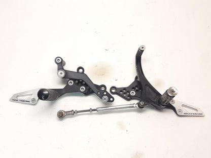 Baksidan på Fotreglage från en KTM 990 Super Duke -2007 motorcykel.