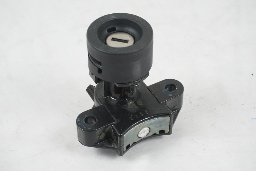 Extrabild3 på <p>Låssats från BMW R 1200 RT 2013.</p>

<p>Tändningslås (endast mekanismen), tanklock, sadellås, larmdosa, 1st nyckel och 1st dosa.</p> motorcykel.