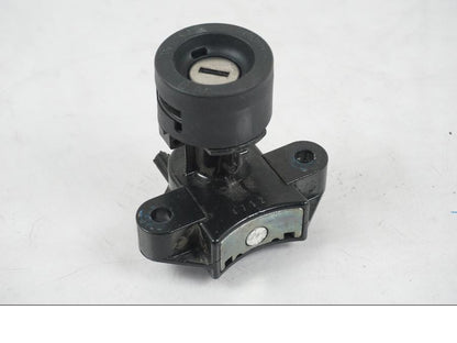 Extrabild3 på <p>Låssats från BMW R 1200 RT 2013.</p>

<p>Tändningslås (endast mekanismen), tanklock, sadellås, larmdosa, 1st nyckel och 1st dosa.</p> motorcykel.