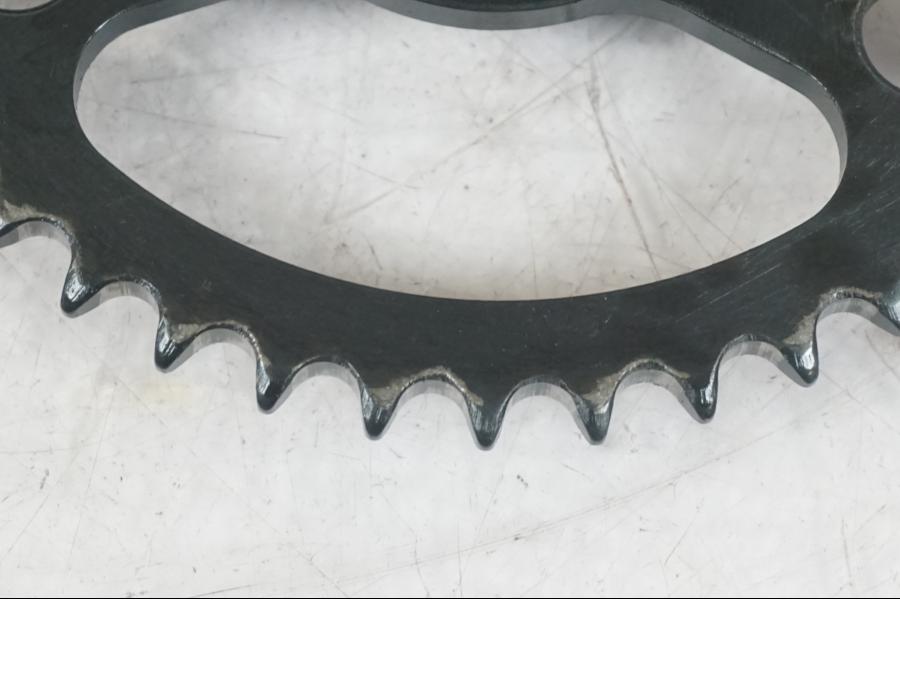 Vänster sida på Kamkedjedrev från en BMW R 1200 GSA -2014 motorcykel.