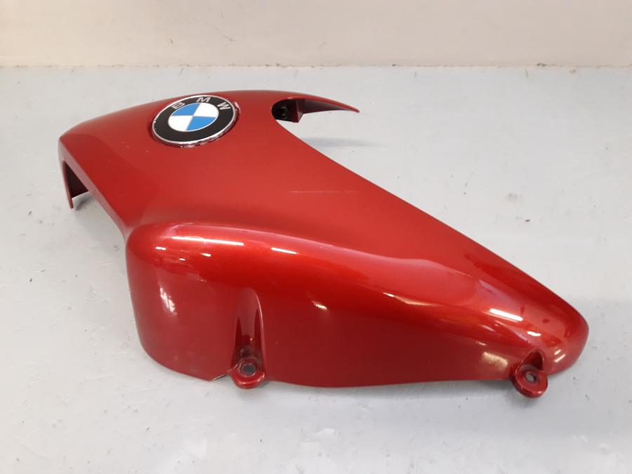 Baksidan på Oljekyldekor från en BMW R 1150 R -2004 motorcykel.