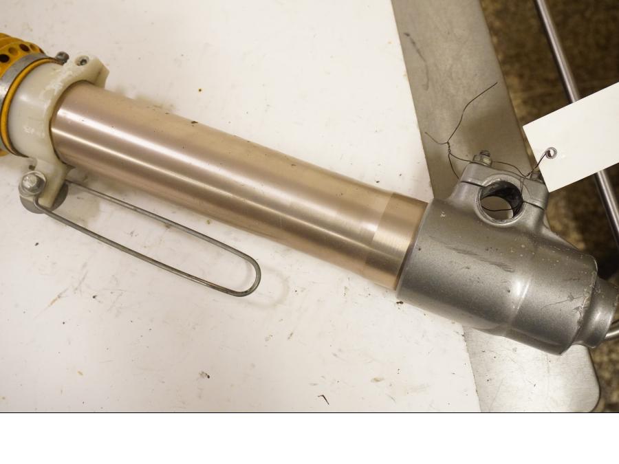 Snett uppifrån på Gaffelben från en Suzuki DR 650 -1998 motorcykel.