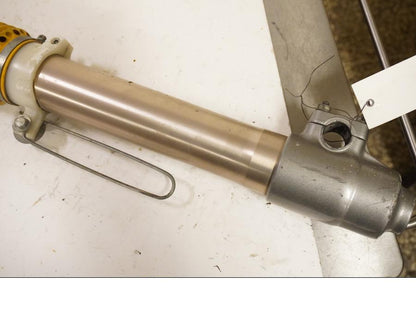 Snett uppifrån på Gaffelben från en Suzuki DR 650 -1998 motorcykel.