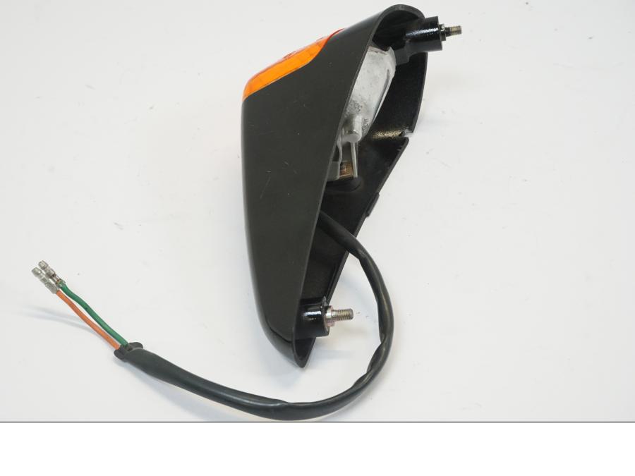 Höger sida på <p>Blinkers vänster fram från Honda VFR 750 F 1988.</p>

<p>Okej skick. Små skrapat hus se bild.</p> motorcykel.