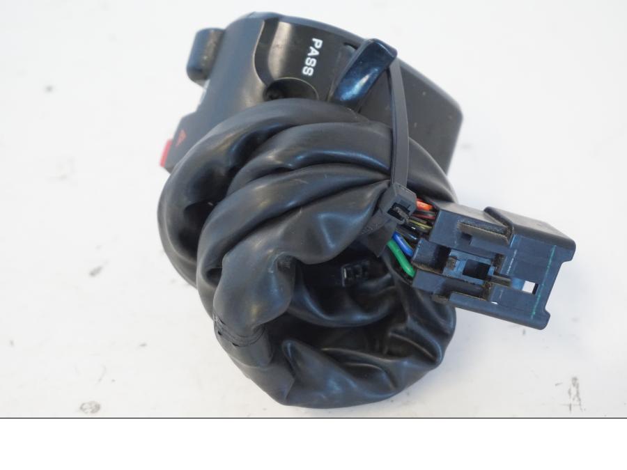 Snett nerifrån på Styrelreglage från en Kawasaki ER-6N -2012 motorcykel.