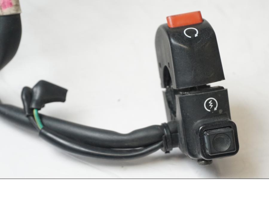 Baksidan på Styrelreglage från en Honda XL 650 V -2000 motorcykel.